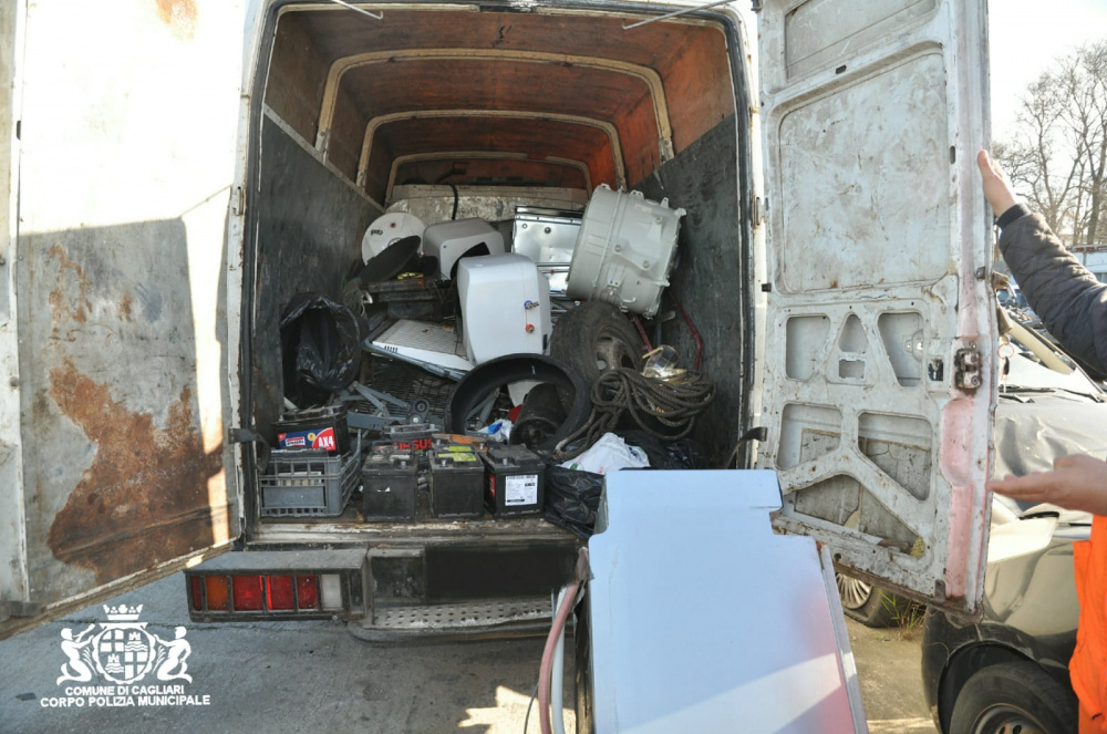 furgone carico di rifiuti pericolosi fermato dalla polizia municipale, denunciato un ragazzo di quartu