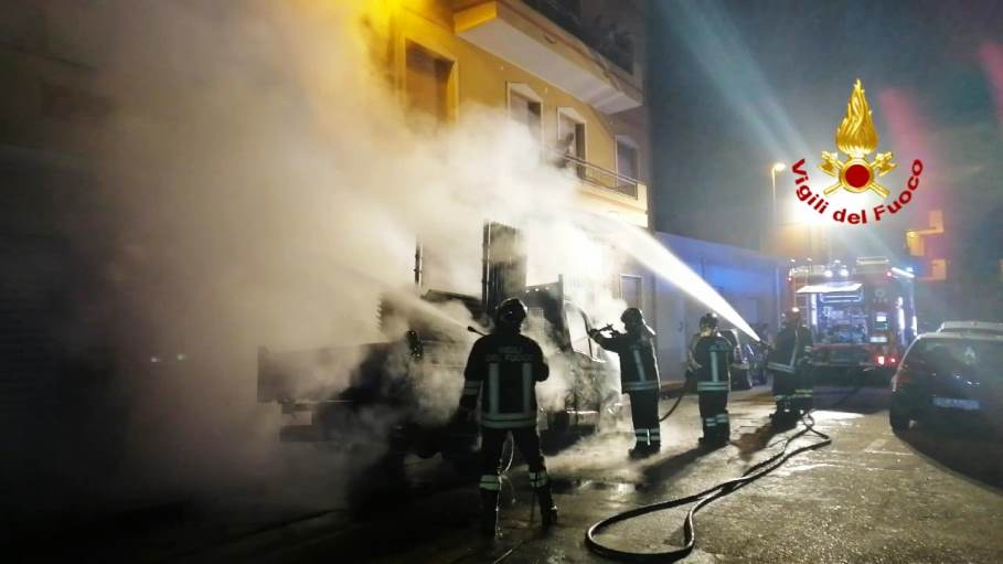 immagine incendio furgone a quartu sant 'elena