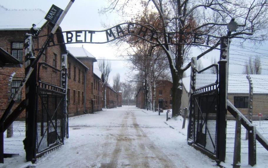 locandina evento giorno della memoria campo di concentramento Auschwitz