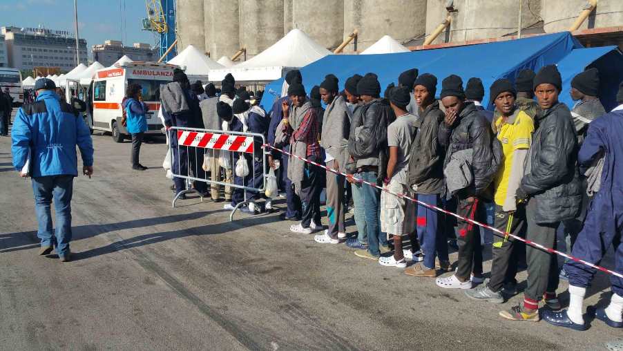 immagine migranti arrivati in sicilia