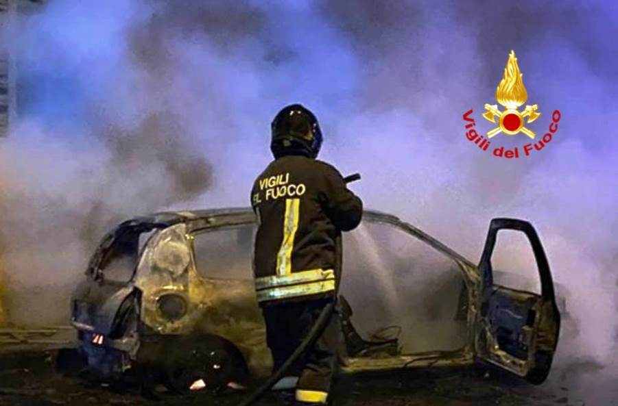 Incidenti stradali, incendi di auto e di sterpaglie. Notte movimentata per i Vigili del Fuoco di Cagliari