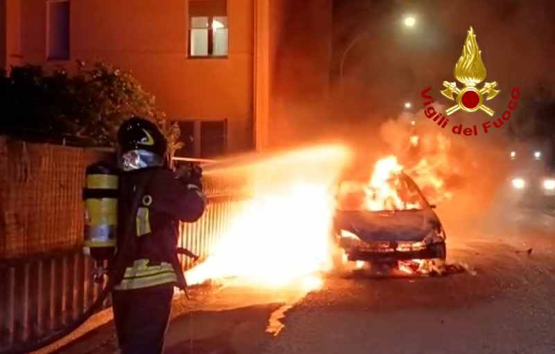 Auto incendiate, intervento dei Vigili del fuoco a Quartu e Monastir