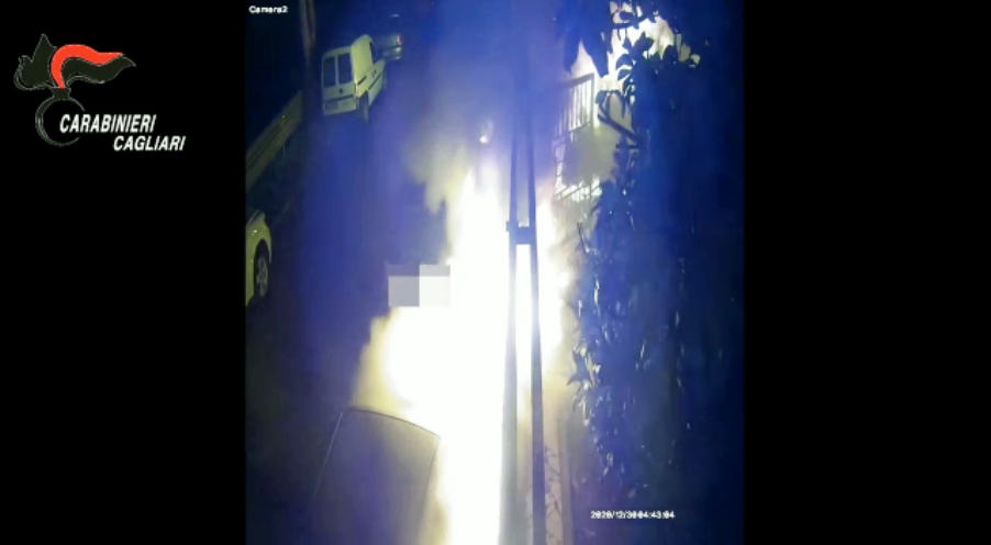 immagine da video incendio auto a monserrato. trovato l'autore del gesto