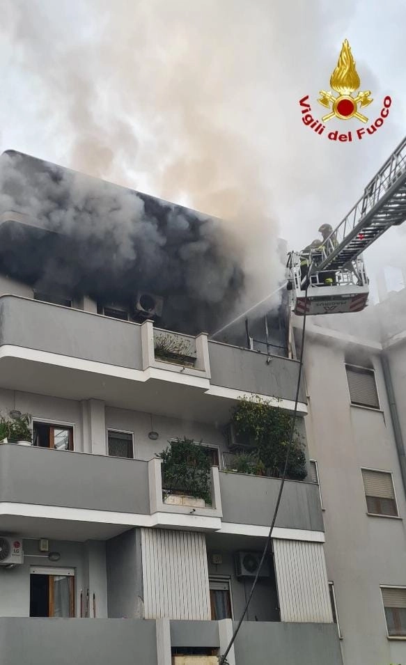 Cagliari. Appartamento in fiamme, intervento dei vigili del fuoco