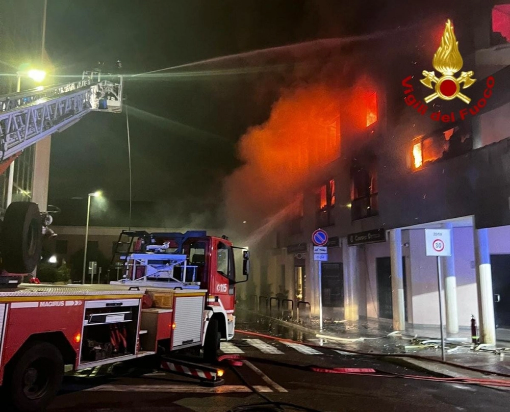 incendio a Cagliari in uno studio medico di via nazario sauro 2