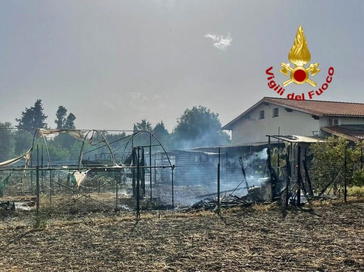 San Sperate. Vasto incendio in zona agricola minaccia alcune abitazioni