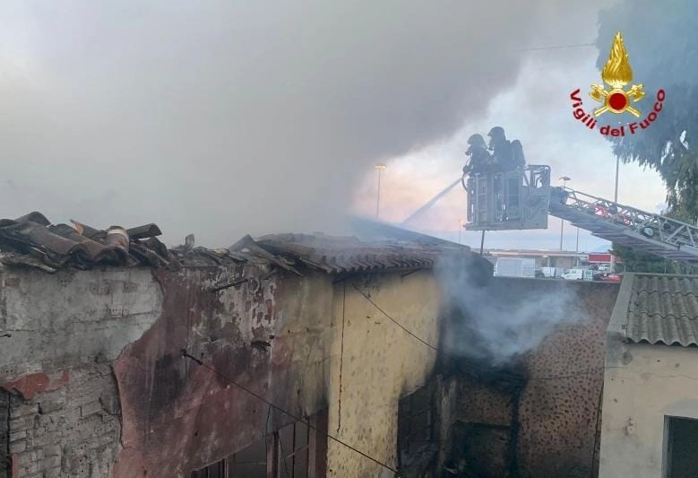 Cagliari. Incendio in uno stabile occupato abusivamente da extracomunitari