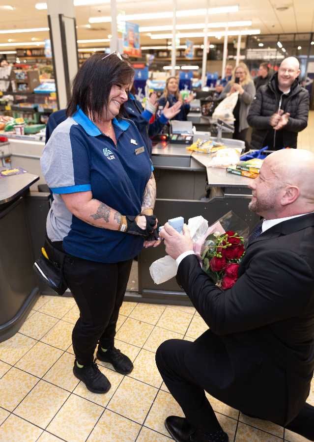 L'amore ai tempi dei discount: proposta di matrimonio alla cassa del supermercato