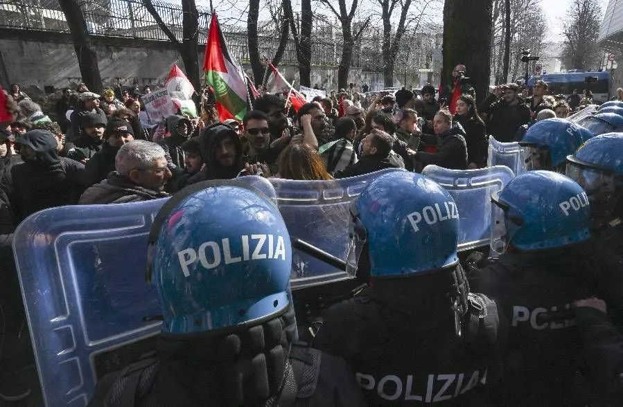 Scontri durante manifestazione davanti alla Sede Rai: Cinque agenti della Polizia di Stato feriti