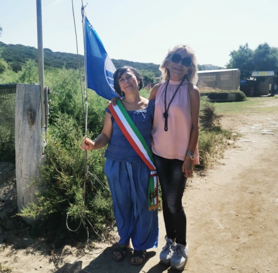 immagine bandiera blu a porto palmas e porto ferro in provincia di sassari