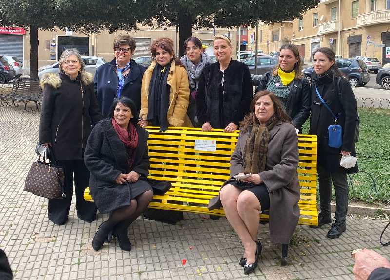 L'assessora Lantini inaugura la panchina gialla in piazza Galilei