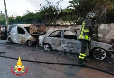 auto distrutte  dalle fiamme a Lu Bagnu a Sassari