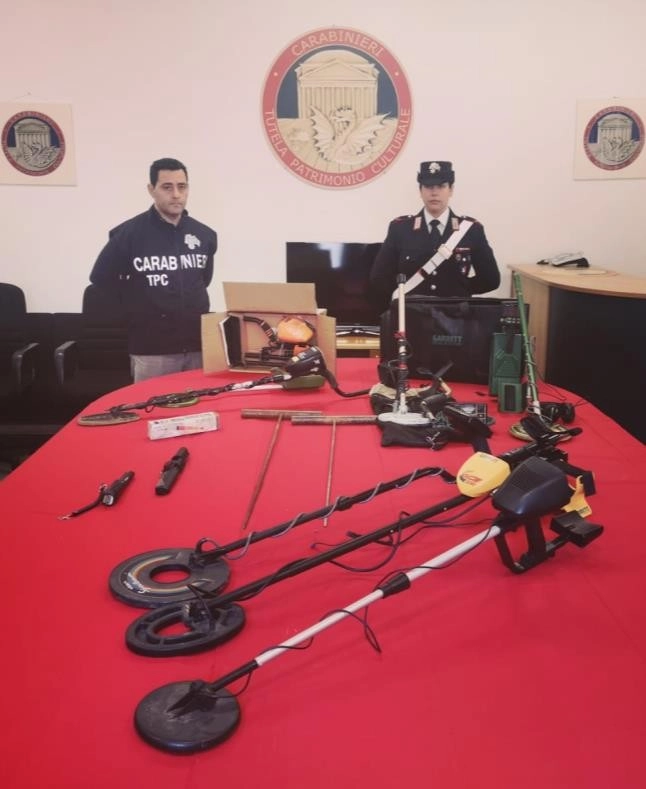 Scavi archeologici clandestini, i Carabinieri TPC sequestrano 10 metal detector