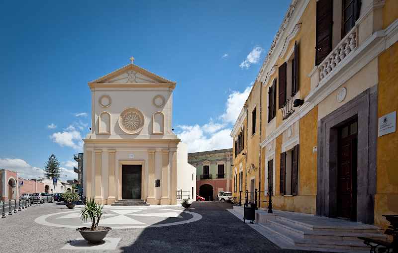 Monserrato piazza del comune e Chiesa Beata Maria Vergine