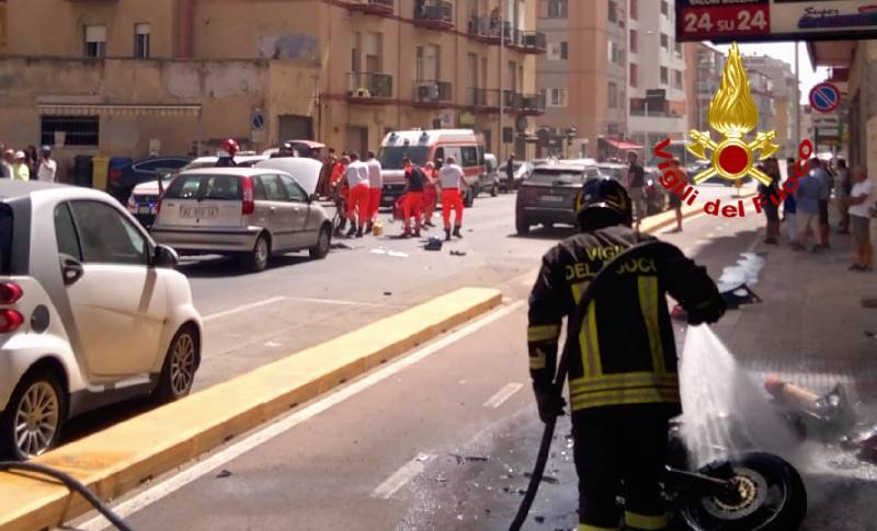 Cagliari. Moto si incendia dopo lo scontro con altre auto, grave il motociclista