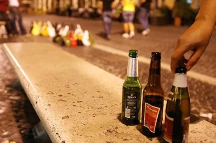 immagine bottiglie di alcolici lasciate in strada