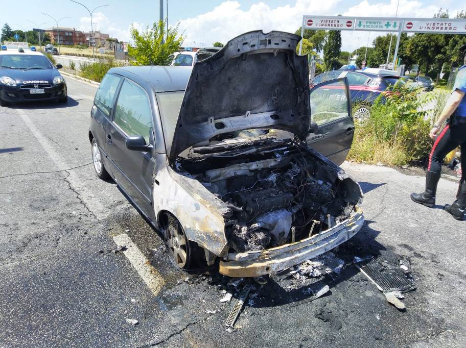 immagine Perde i sensi nell'auto avvolta dalle fiamme, conducente salvato dai Carabinieri