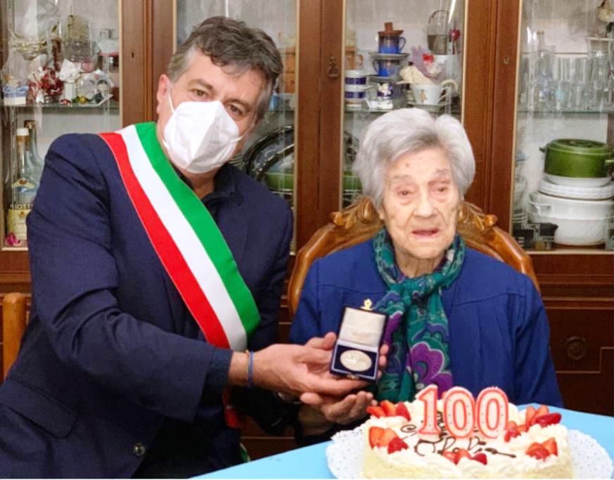 Auguri a Ofelia Satta, la nuova centenaria di Cagliari