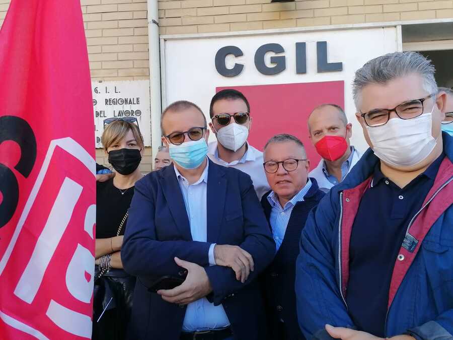 Nella foto, l'on. Romina Mura a Cagliari con dirigenti del Pd e della Cgil sarda.