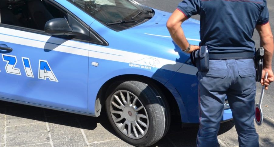 Avigliana ( TO ) : Polizia stradale soccorre automobilista con un serpente all’interno del veicolo
