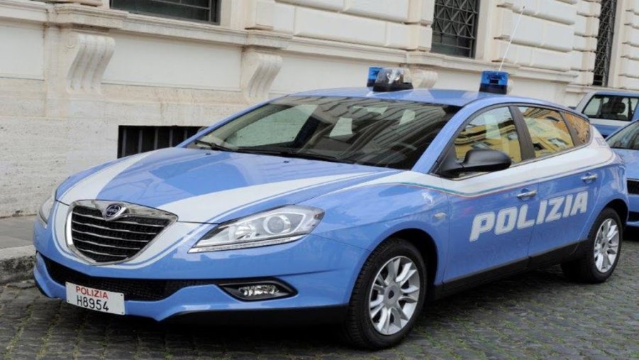 immagine auto della polizia di stato