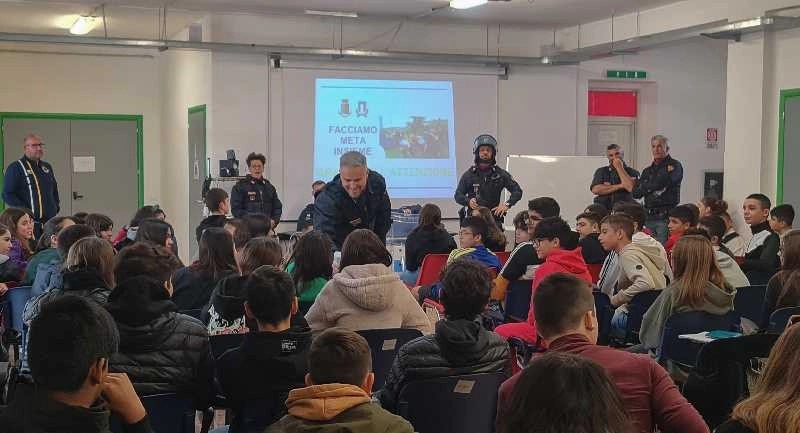 Polizia di Stato di Cagliari: i poliziotti del Reparto Mobile hanno incontrato gli alluni di Sinnai