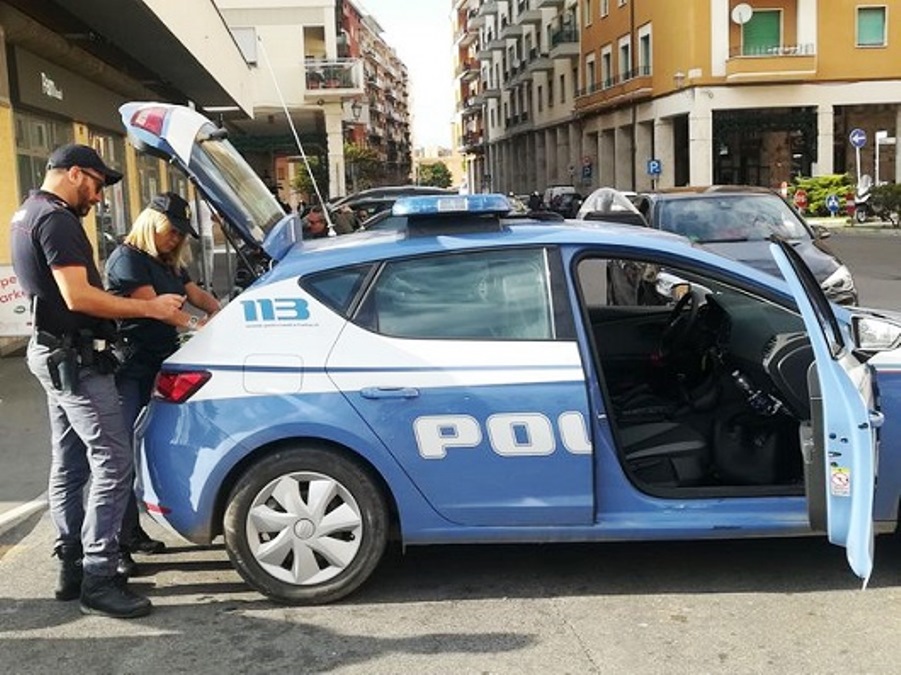 Torino: tentano di derubare per strada un’ultranovantenne ma un passante sventa la rapina