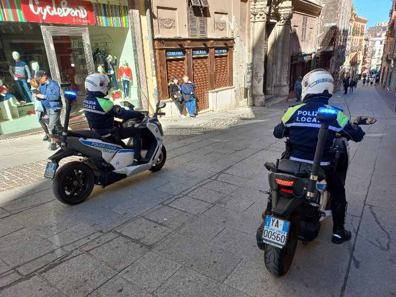 Cagliari. In stato di ubriacchezza molesta i passanti facendo accattonaggio