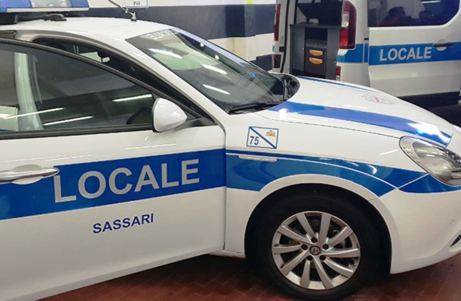 immagine auto della polizia locale di sassari, furti in città denunciate diverse persone