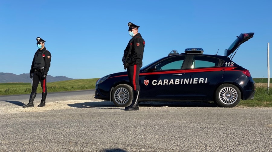 immagine posto di blocco dei carabinieri