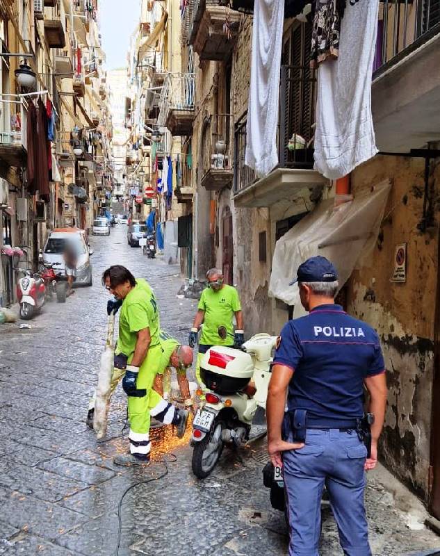 Napoli. Rimossi oltre 114 paletti abusivi che impedivano la libera circolazione stradale