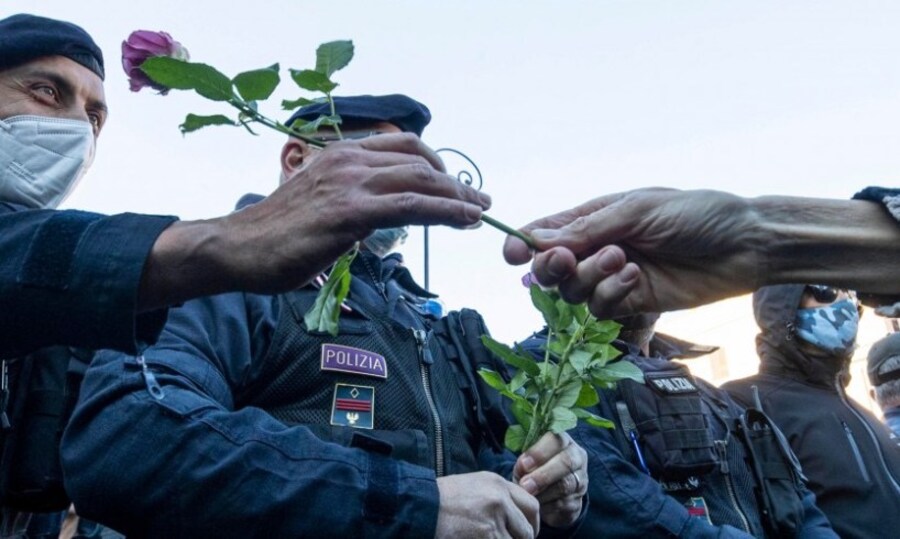 Immagine Donna che dona fiore al poliziotto