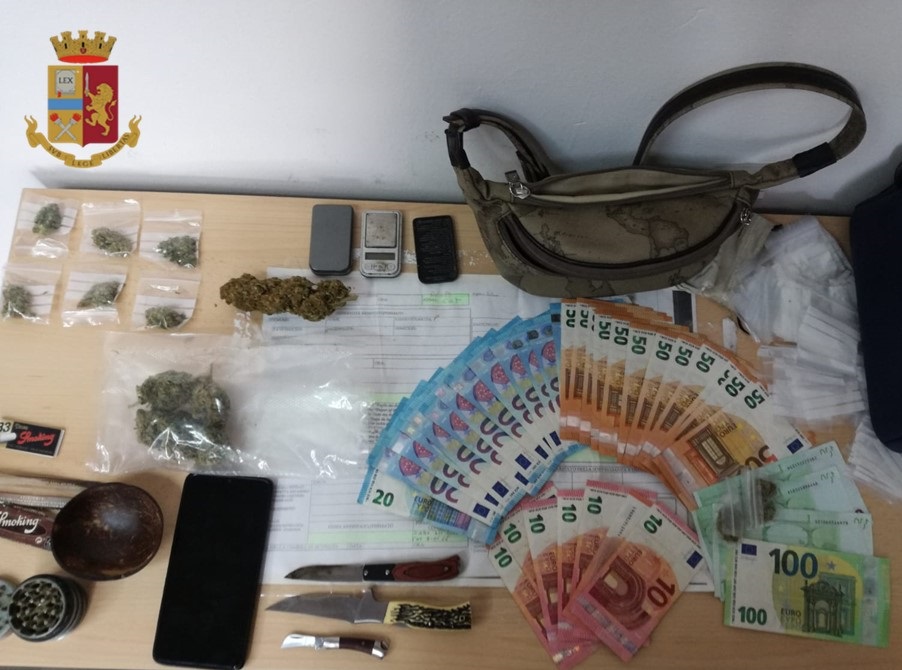 immagine della droga e del denaro recuperato durante la perquisizione domiciliare di Daniele Tintis