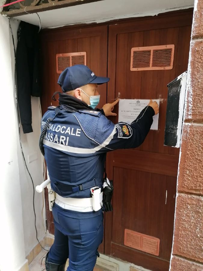 Polizia locale sgombera magazzino in via La Marmora usato come abitazione