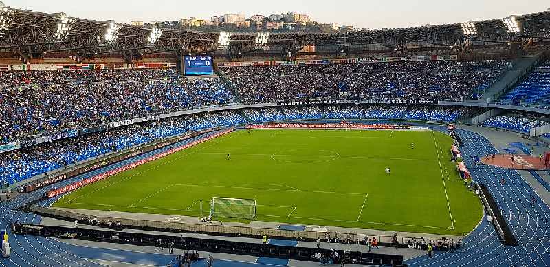 Incontro di calcio Napoli-Genoa: tifosi ospiti aggrediti. Una persona arrestata.