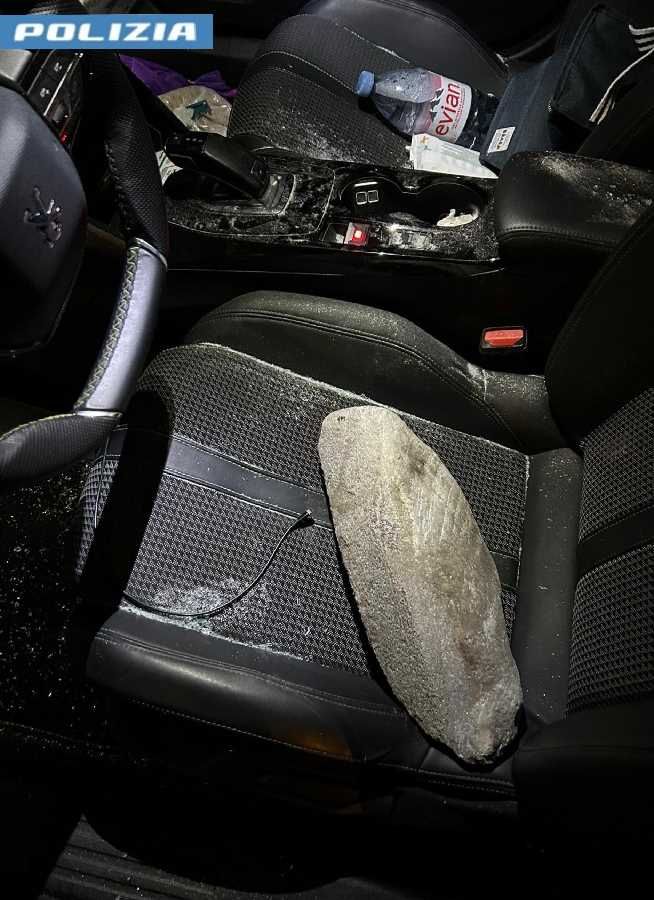 una delle auto colpite dal lancio di sassi di un cittadino libico a torino