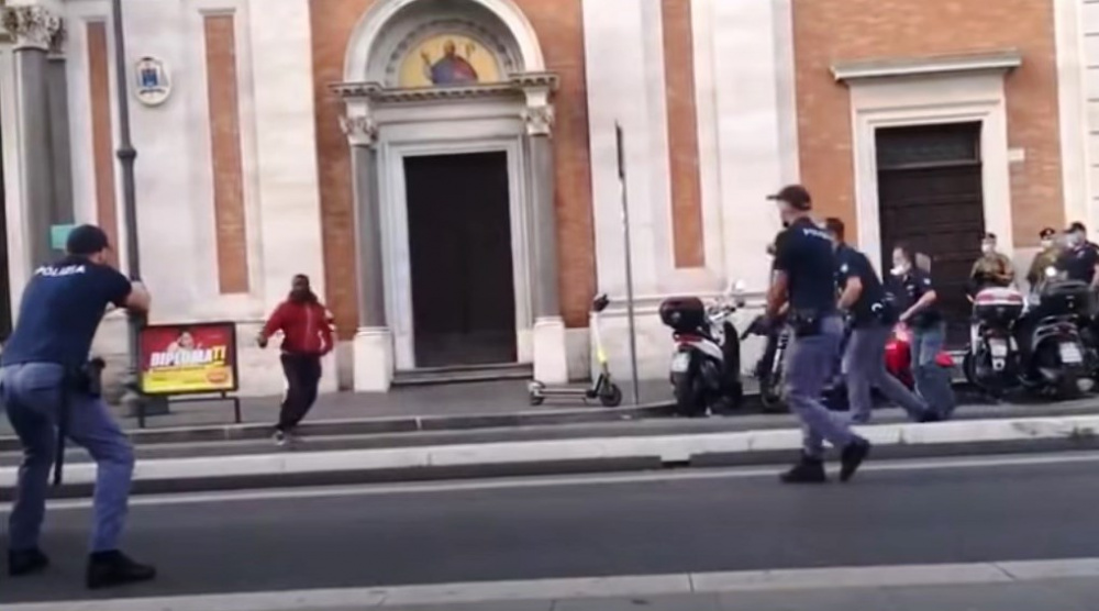 Roma. Cittadino straniero armato di coltello aggredisce i passanti e i poliziotti. Fermato dopo esser stato sparato alle gambe da un poliziotto