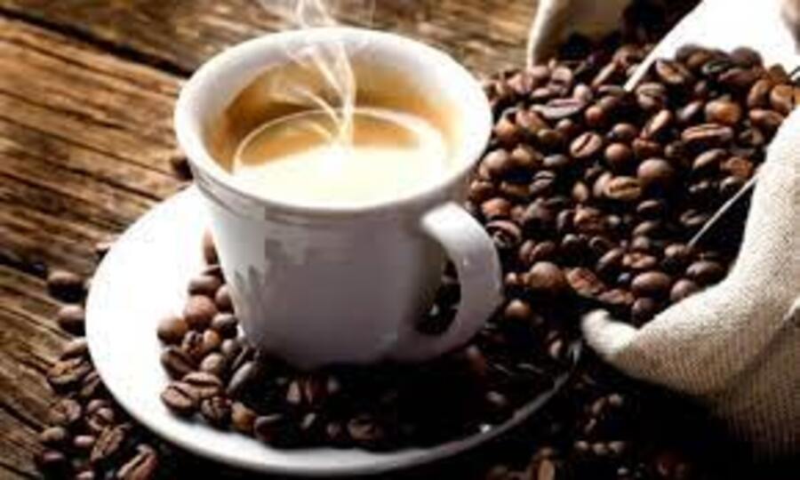 Immagine tazza di caffè con chicchi intorno