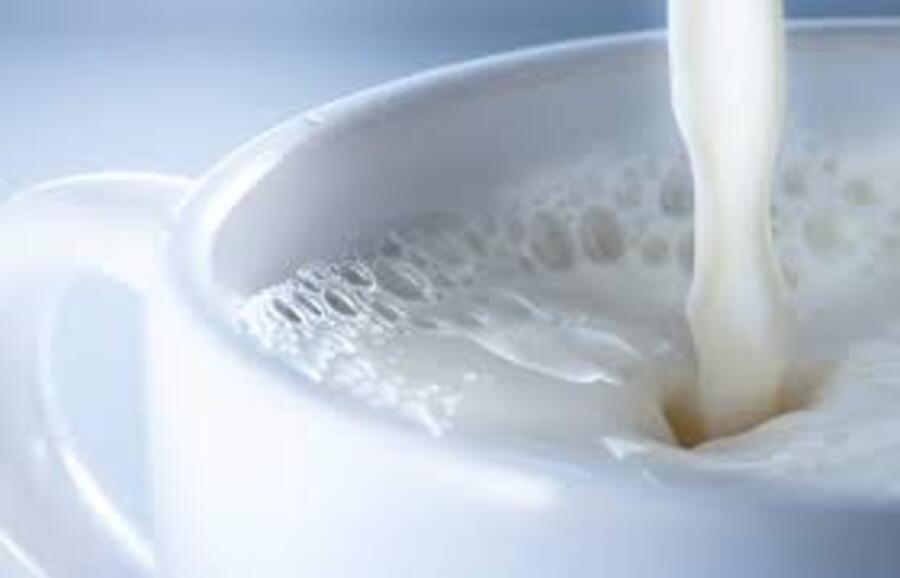Immagine tazza di latte appena versato