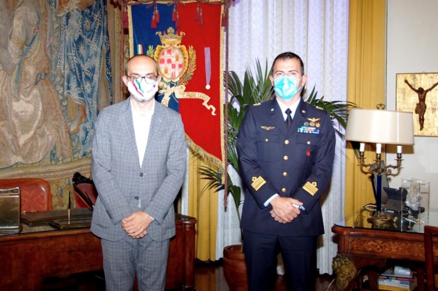 immagine sindaco paolo truzzu e il comandante base aerea militare di decimomannu