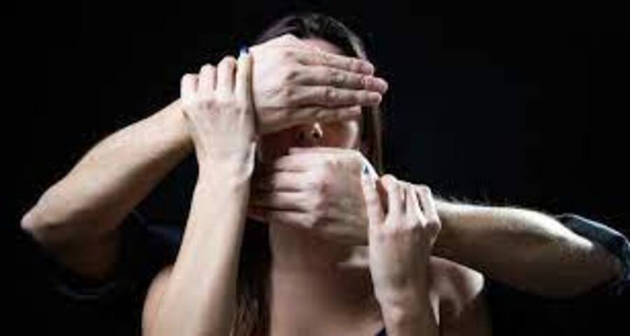 Foto esempio donna con mani sul viso