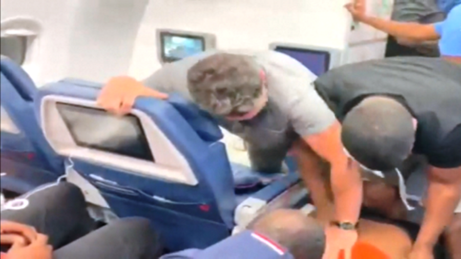 Los Angeles. «C'è un passeggero violento a bordo», aereo costretto all'atterraggio