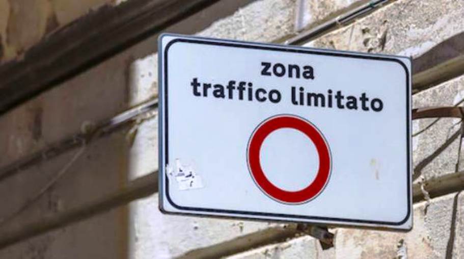cartello stradale zona a traffico limitato PASS ZTL e sosta parcheggi a pagamento in scadenza: validità prorogata sino al 30 giugno