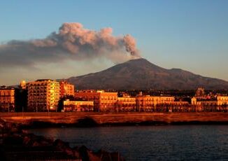 Etna, il vulcano oggi è attivo: cenere da cratere Voragine 3 Etna il vulcano oggi e attivo cenere da cratere Voragine