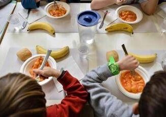 Pane e olio ai bimbi che non pagano mensa scuola e polemica