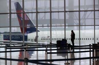 Stop ai passeggeri frettolosi, in aereo arriva la multa: l’idea in Turchia