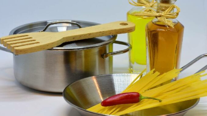 La cucina mediterranea, pregi e virtù 1 dieta e cucina mediterranea, spaghetti olio extravergine di oliva,