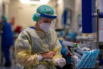 Covid Italia, tornano i tamponi per entrare in ospedali e Rsa: test a chi ha sintomi respiratori