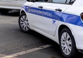 Roma 17enne alla guida fugge allalt e semina panico sul Gra
