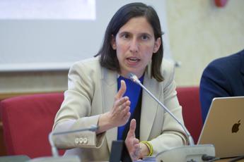 Schlein apre campagna e attacca Meloni: “Male in Europa, governo fragile”